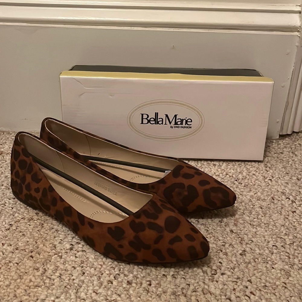 size 9 leopard print BELLA MARIE flats